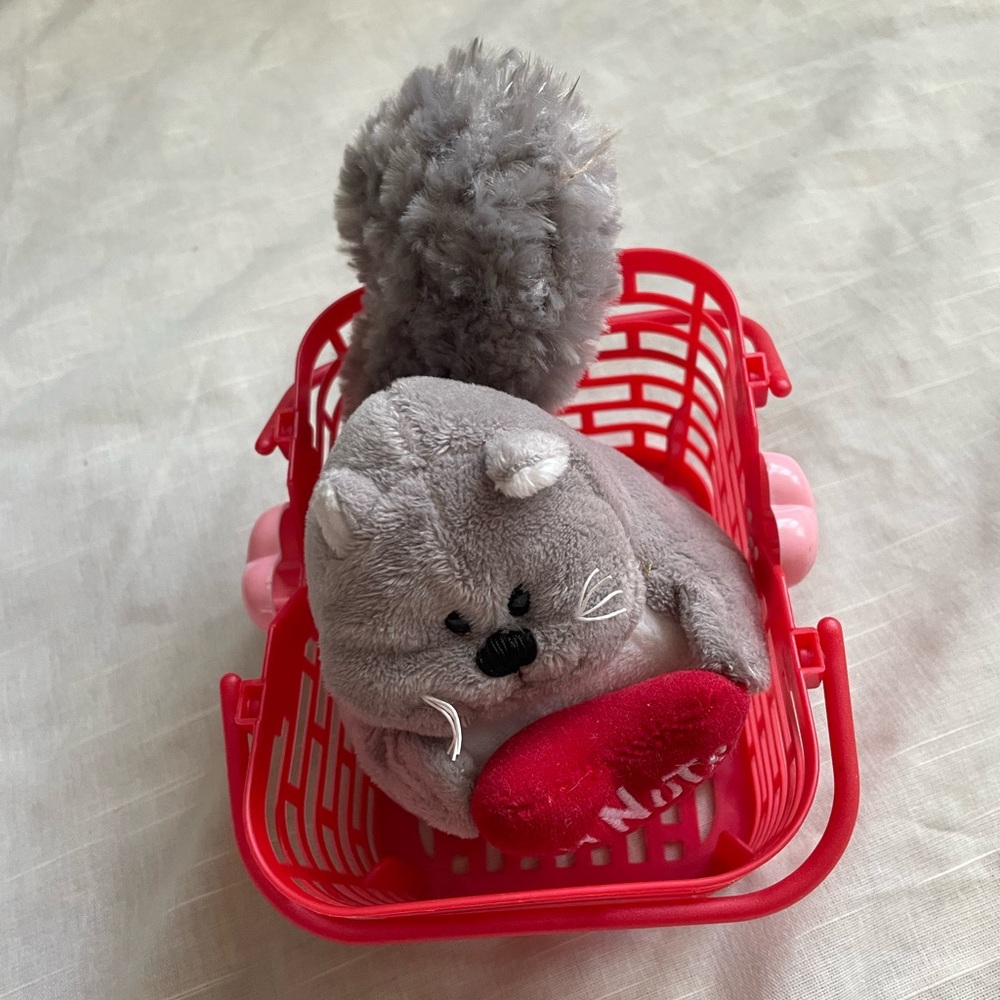 Ganz Valentine’s Day plush squirrel in 2 handled plastic basket